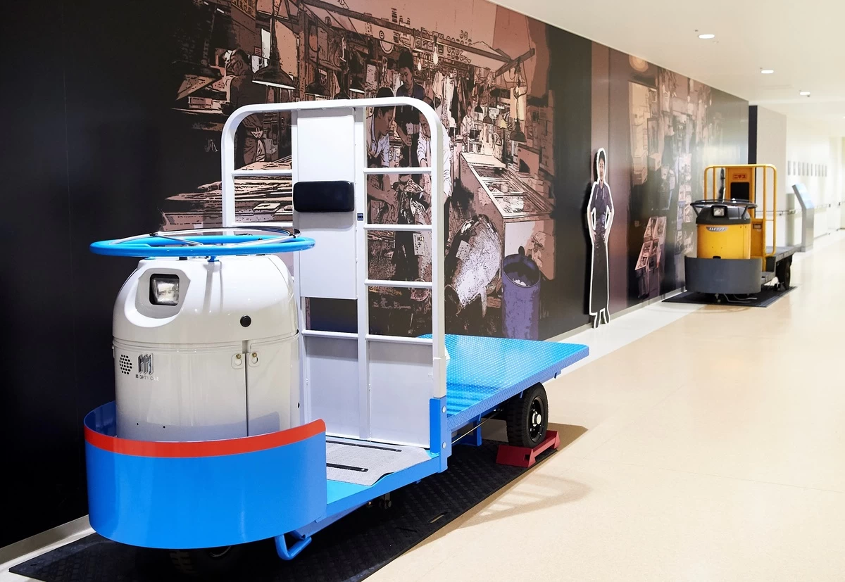 水産仲卸売場棟見学ギャラリーの小型運搬車「ターレ」