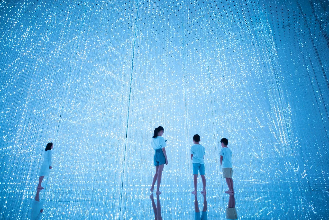 チームラボ《The Infinite Crystal Universe》©チームラボ