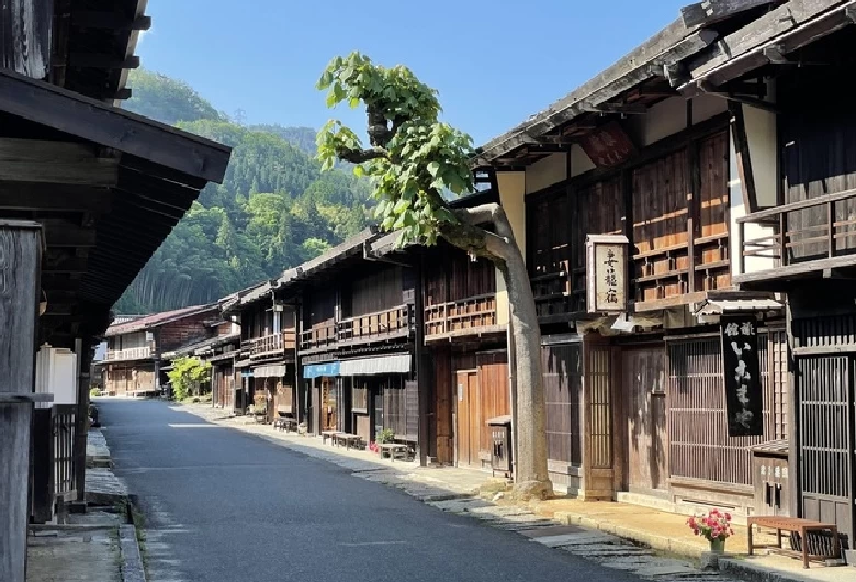 街道に木造建築の建物が連なる