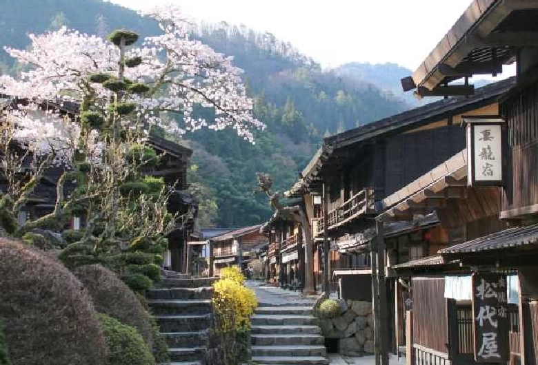 桜の季節の妻籠宿