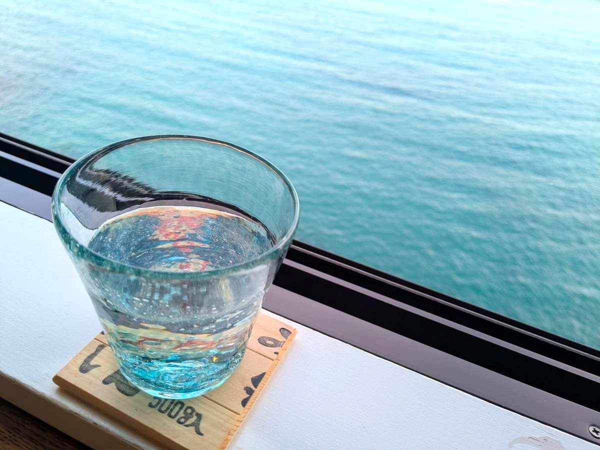 オリジナルカラーの浮き玉グラス（現地にて撮影）