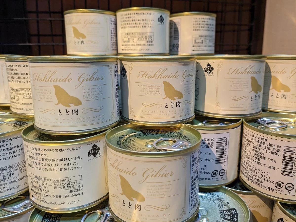 とど肉缶詰（現地にて撮影）