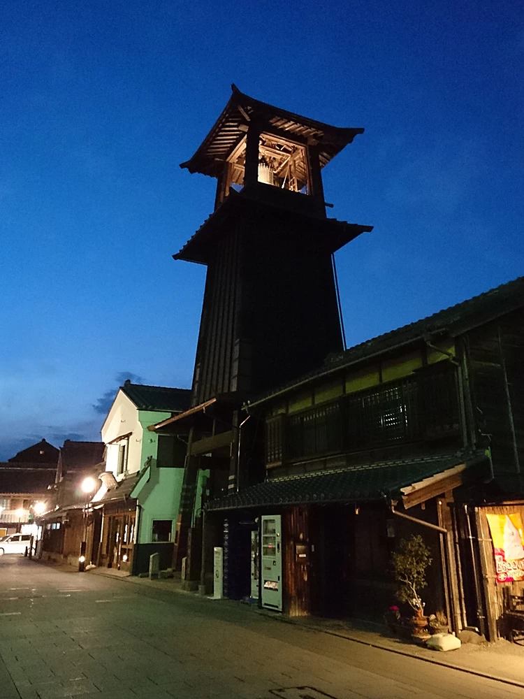 夜はライトアップされる