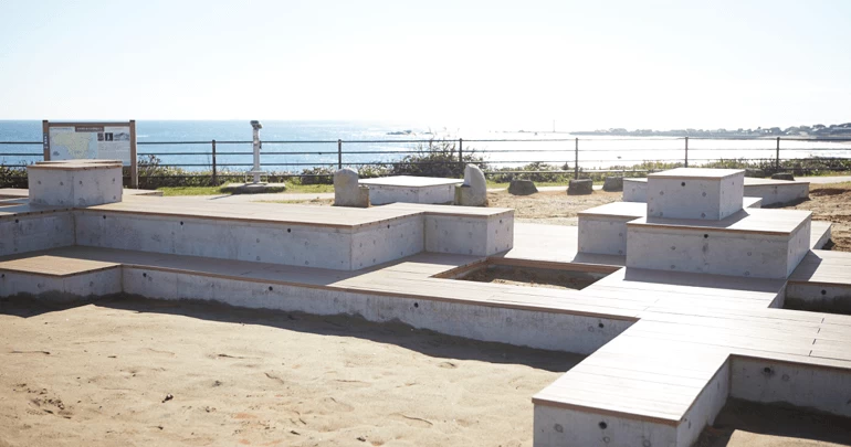 犬とも遊べる、犬吠埼灯台も間近に見渡せる木製ベンチ