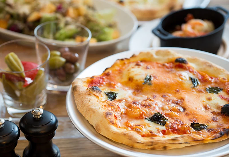 ピザ窯で焼き上げたピザ