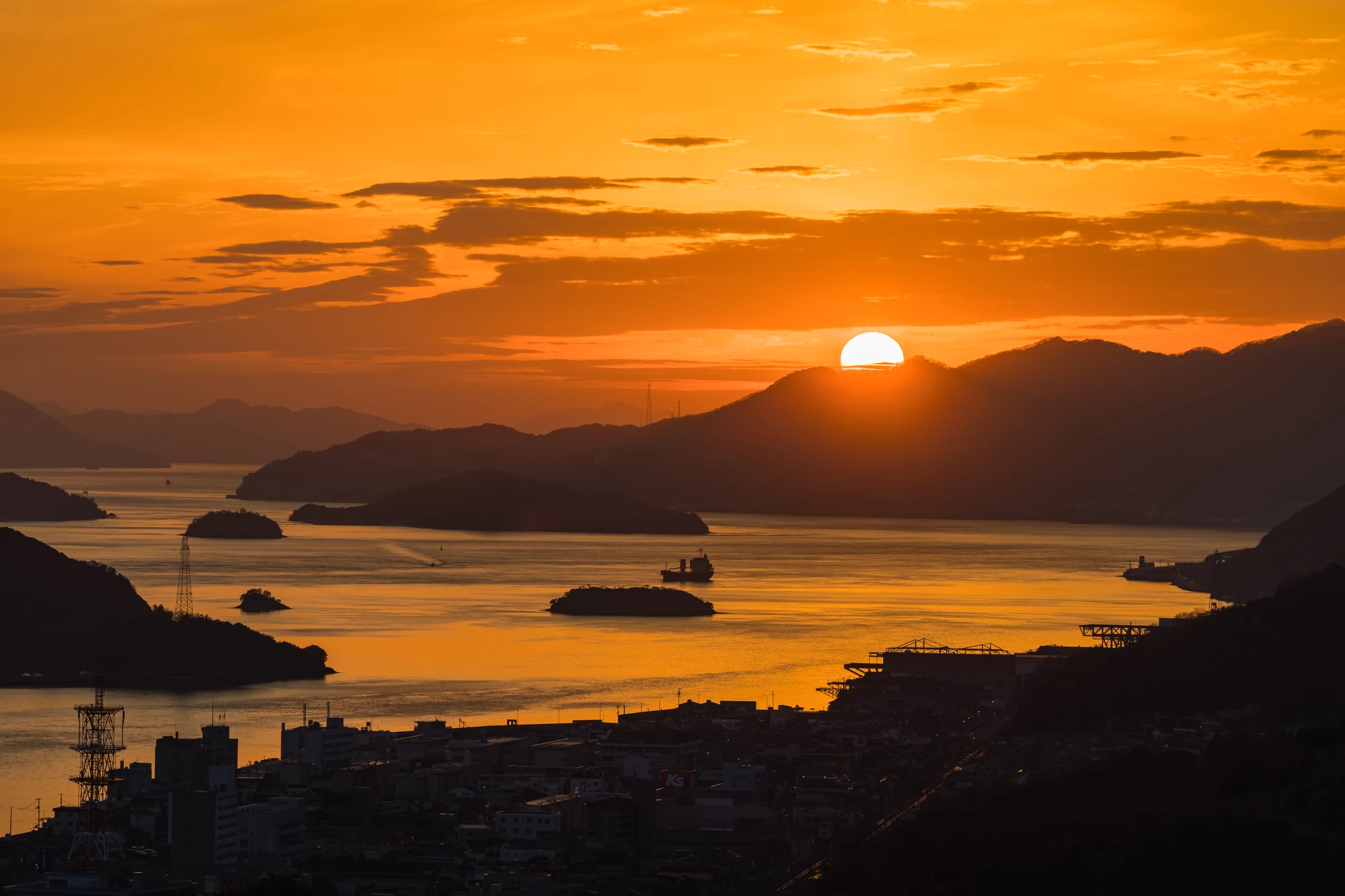 千光寺頂上展望台から見える瀬戸内海と夕焼け空