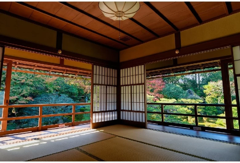 主屋から庭園を望む