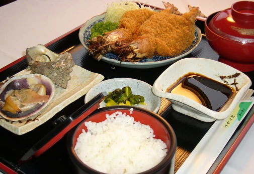 海を眺める食堂で食事が楽しめる