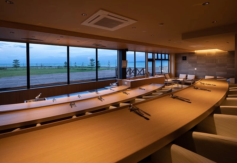 全席オーシャンビューの劇場型レストラン