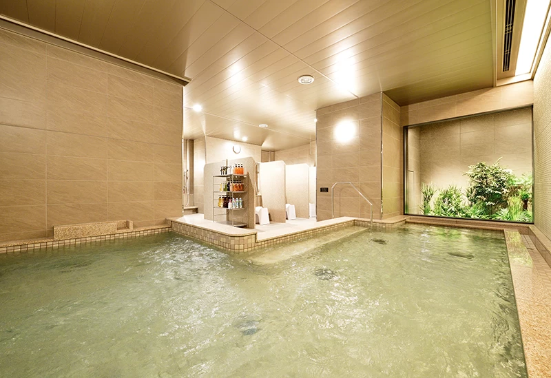 明るく広々とした大浴場