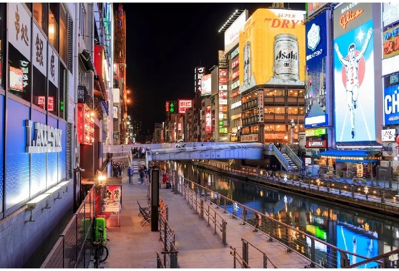 ネオンサインが輝く夜