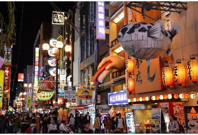 活気あふれる夜の商店街