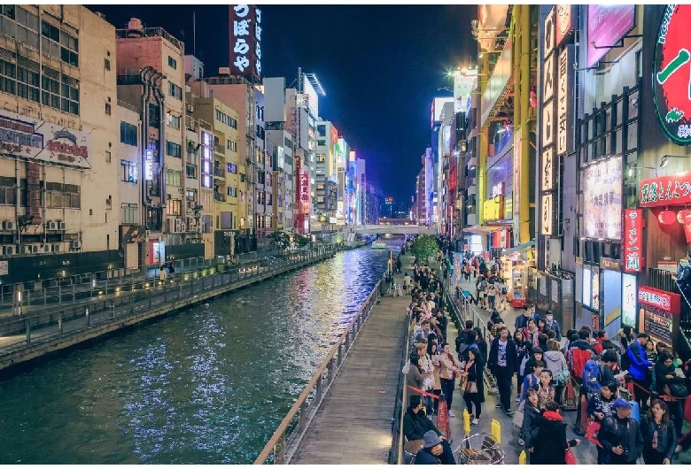 川沿いの遊歩道を散策