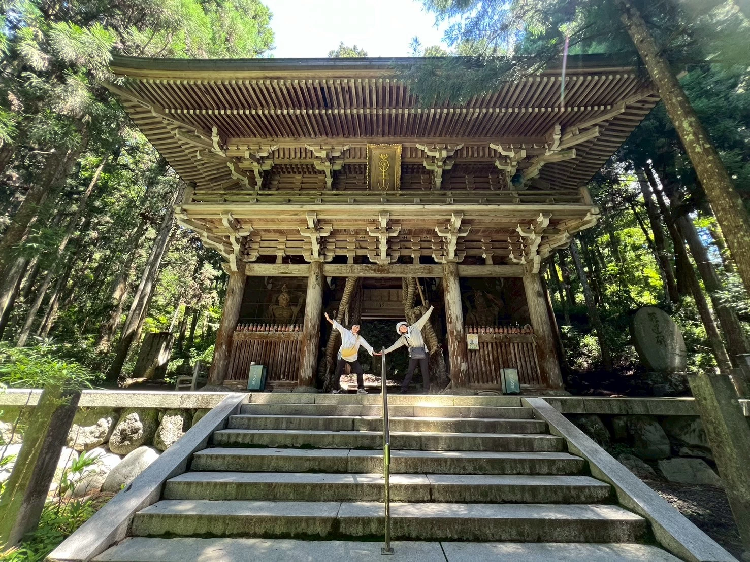 巨大草鞋がある（現地にて撮影）