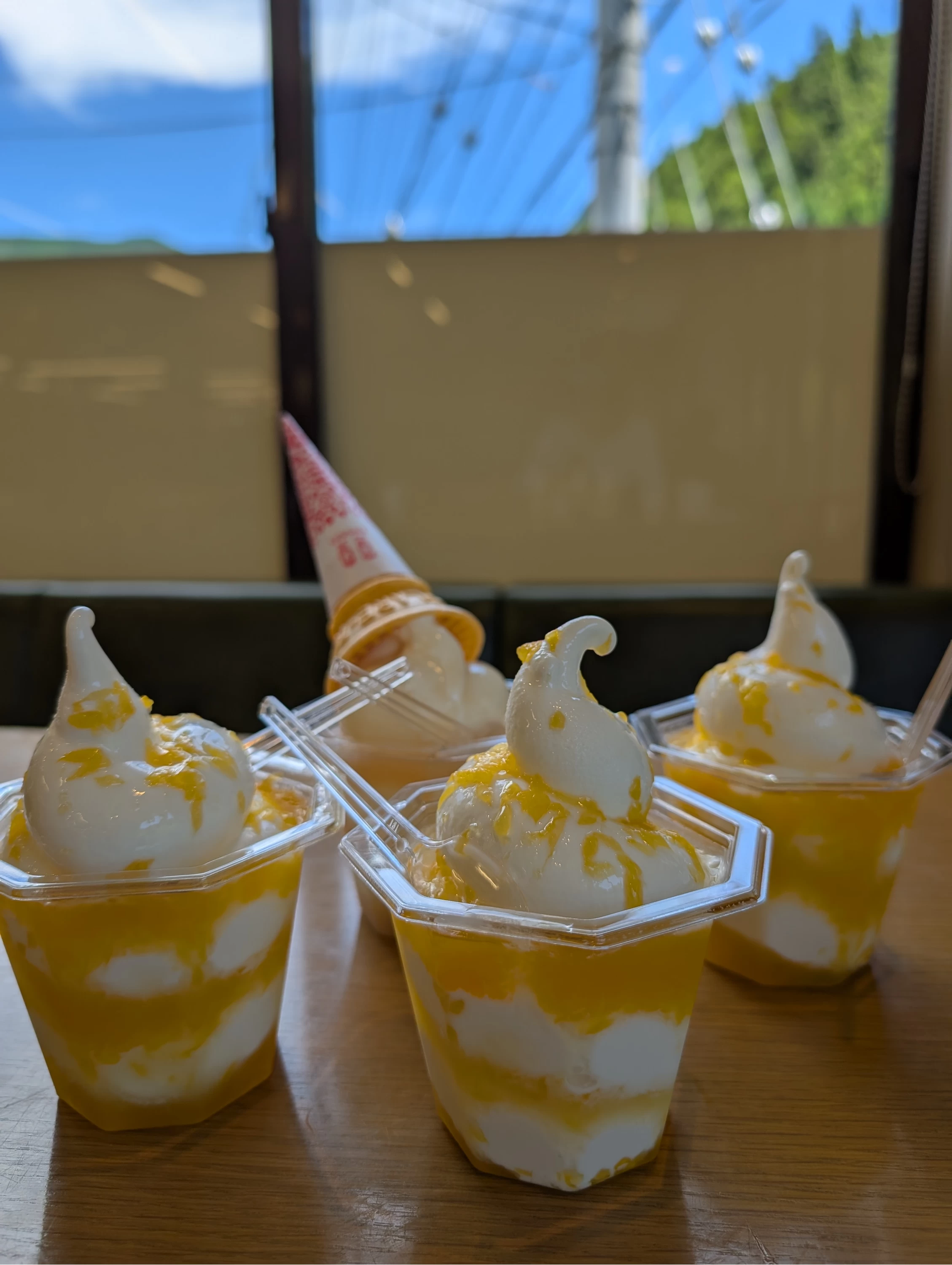 いよかんソフトクリーム、桃ソフトクリーム　各600円（現地にて撮影）