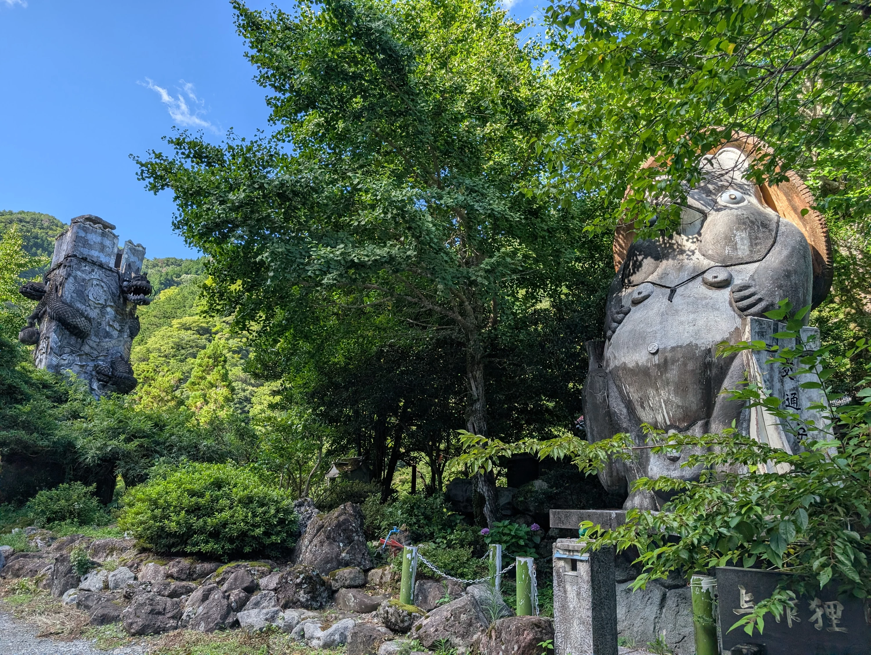 狸と蛇の銅像が目印（現地にて撮影）