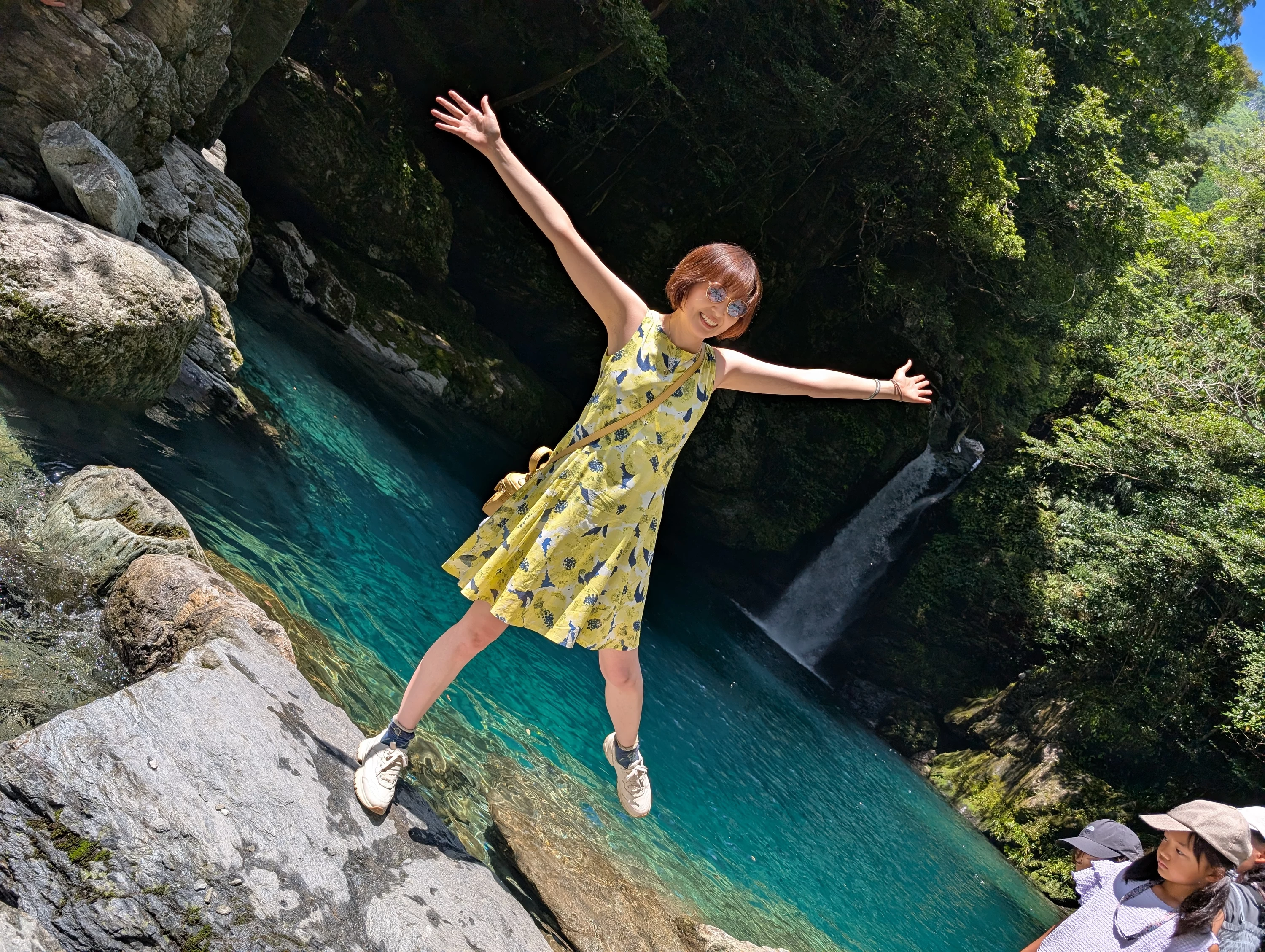 岩場に降りるので、歩きやすい靴で行きましょう（現地にて撮影）