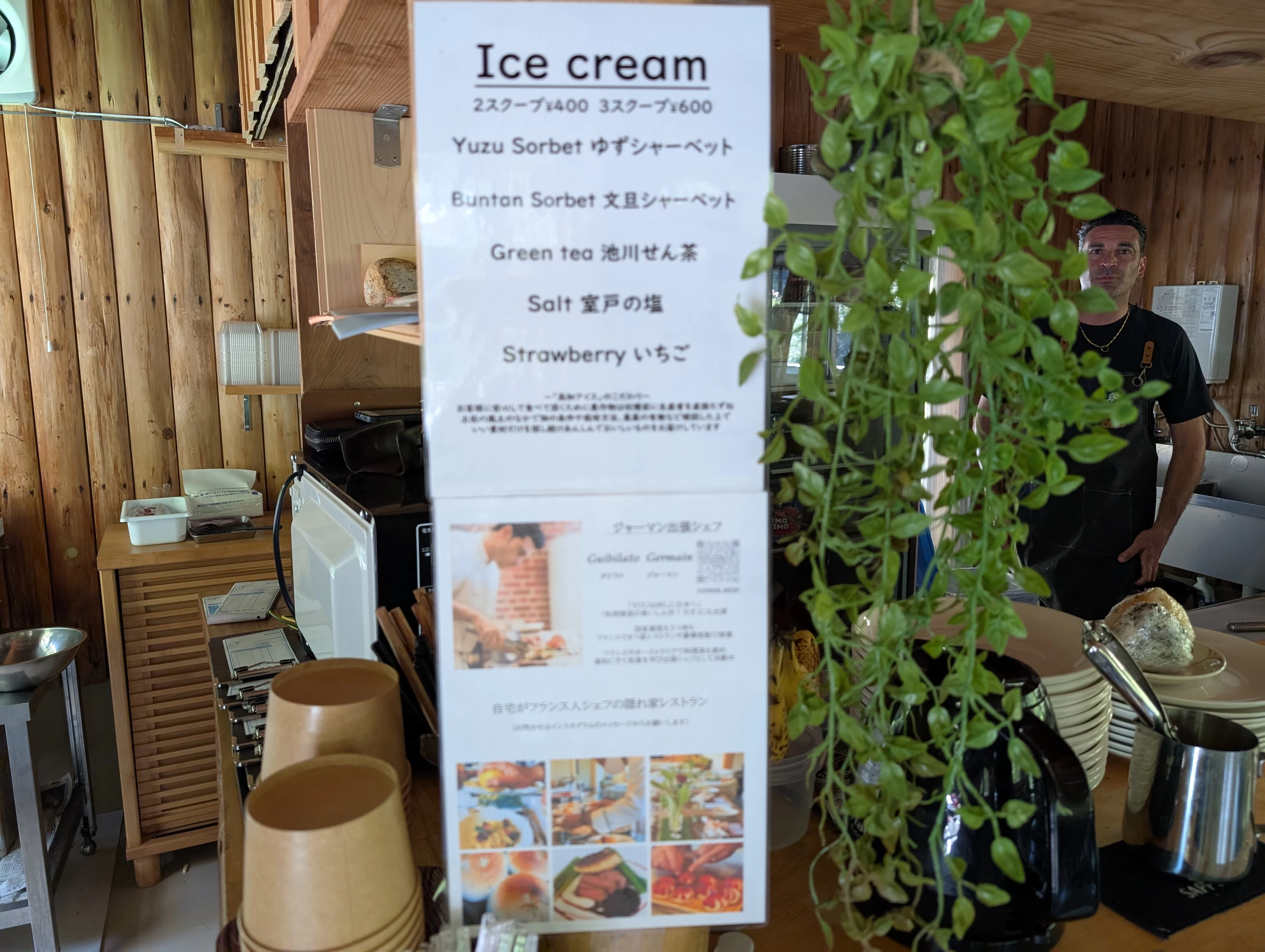 店内のアイスメニュー看板（現地にて撮影）