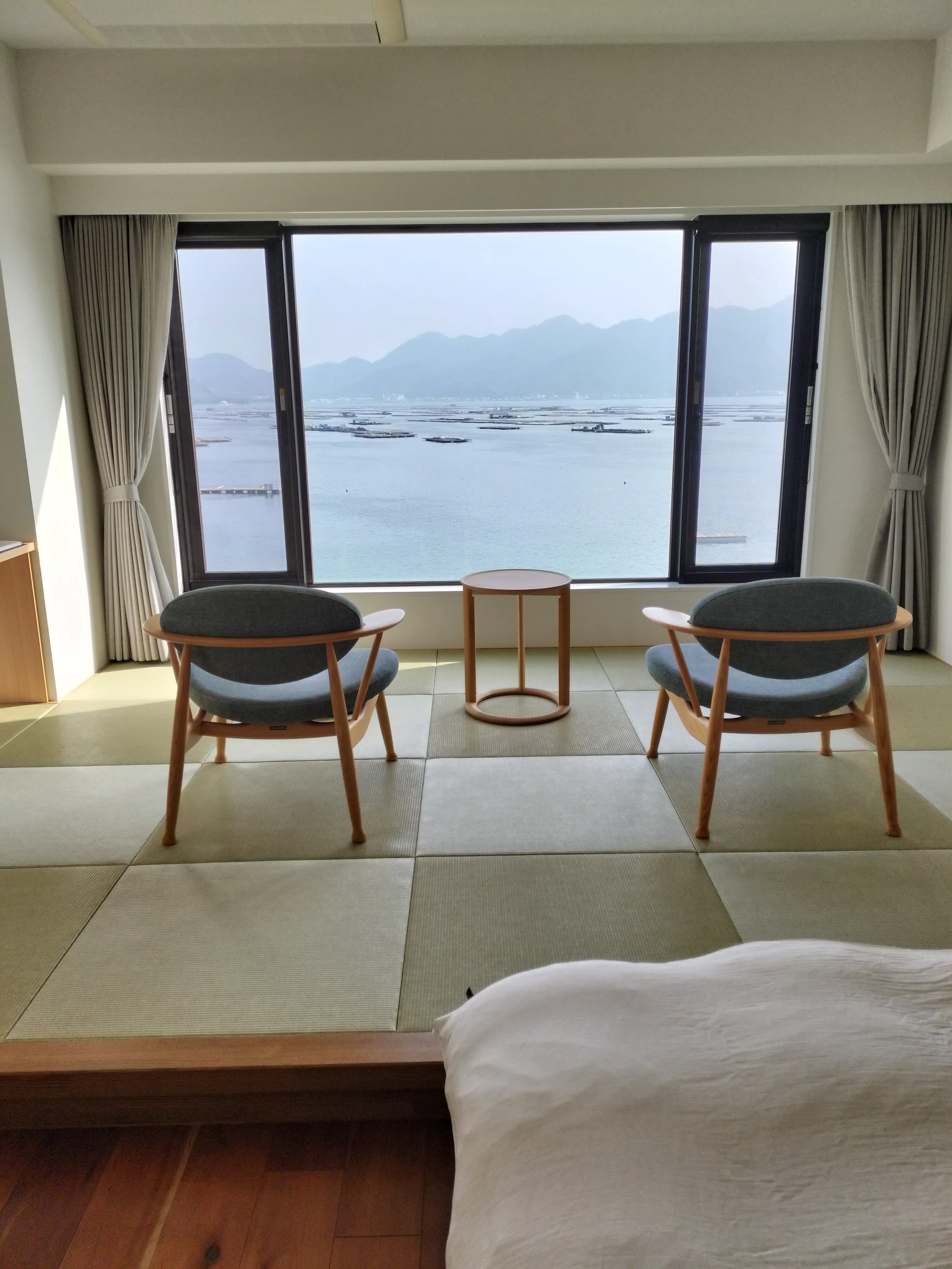 部屋の窓は大きく取られ、ゆったりとした時間を過ごせます