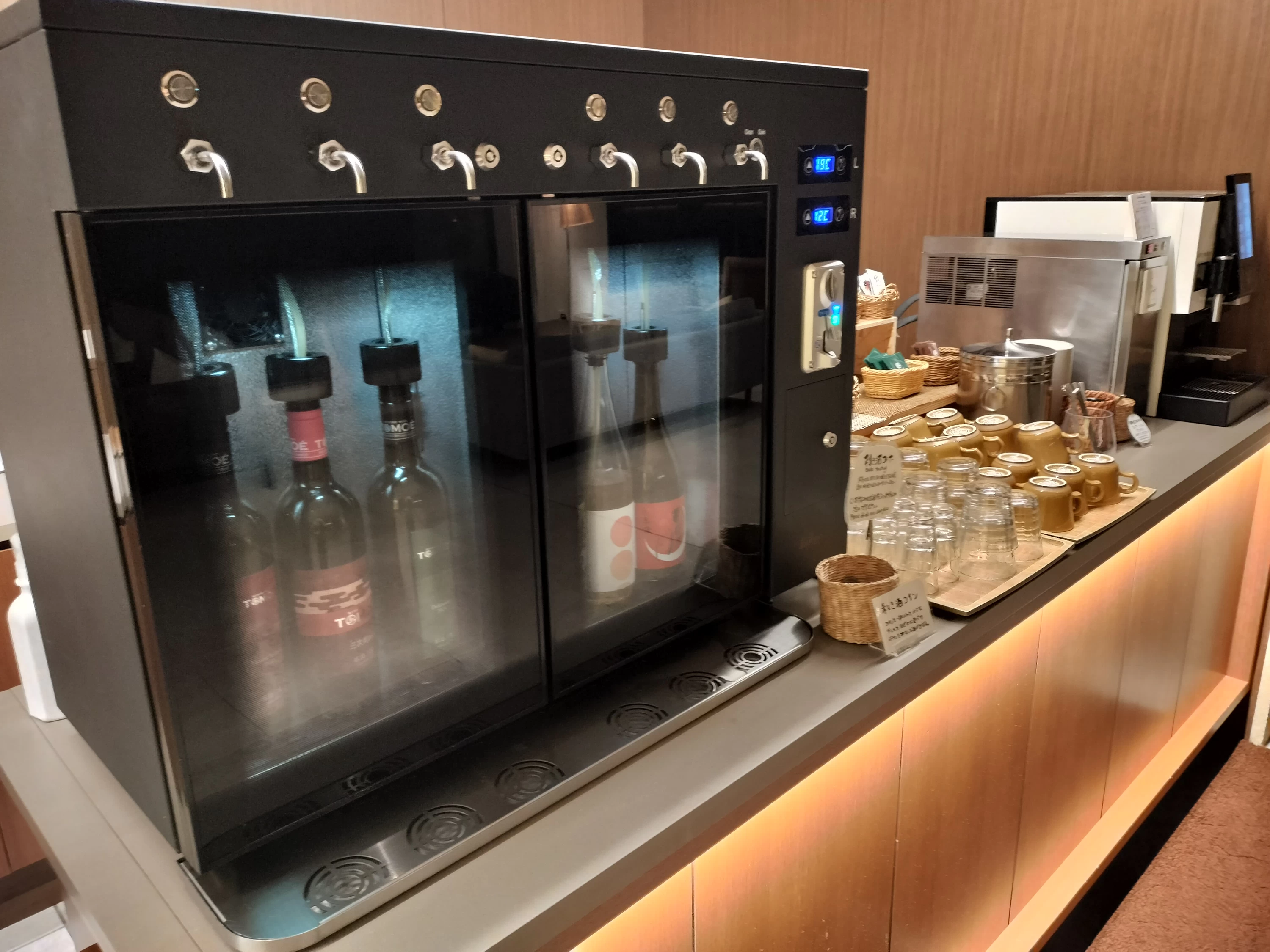 ラウンジスペースでは利き酒が楽しめる