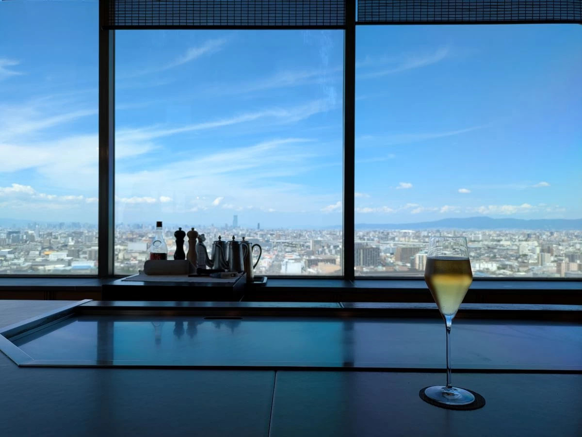 ガラス張りの店内（現地にて撮影）