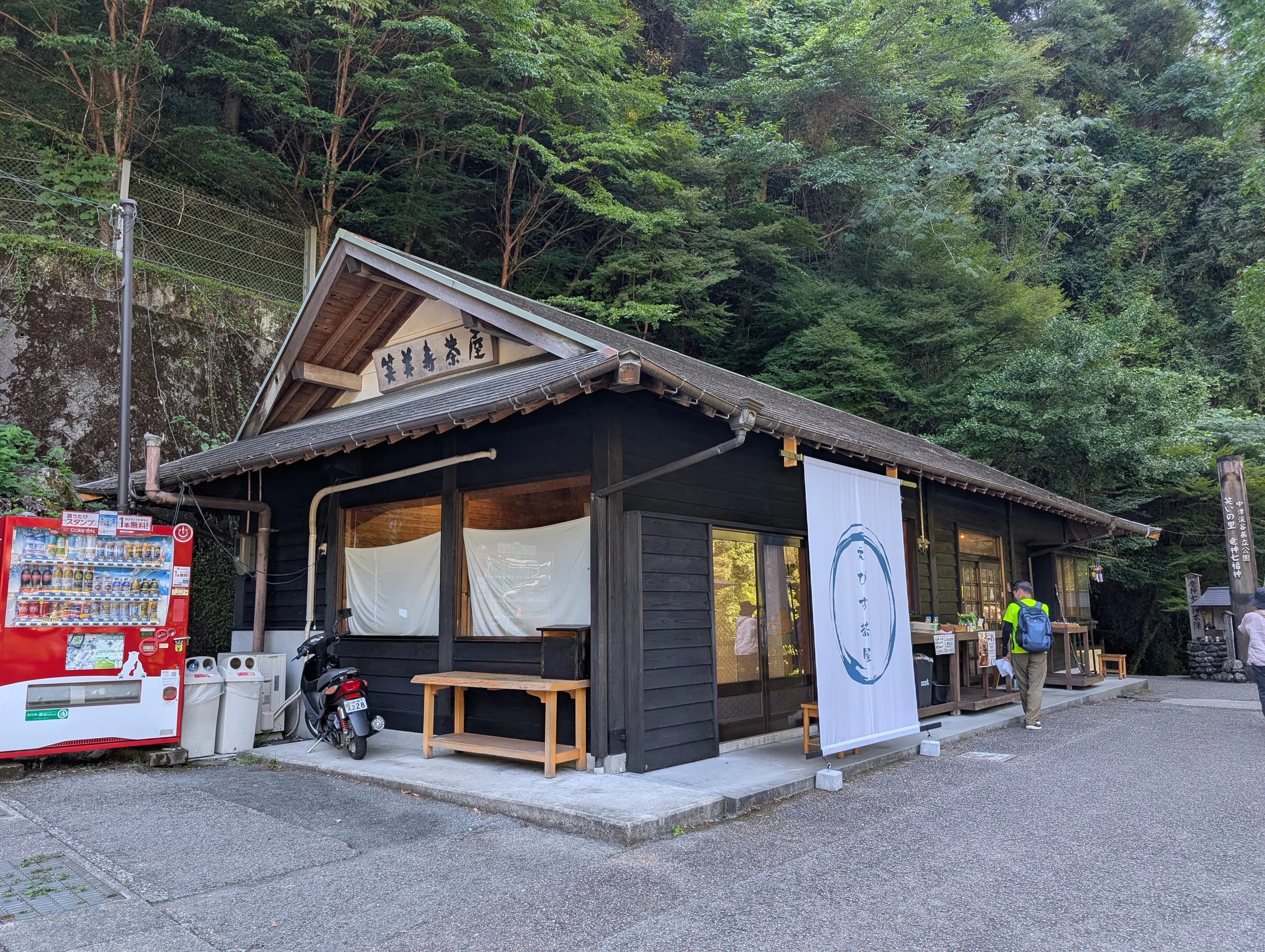 入り口にある休憩所。アイスなどの販売も（現地にて撮影）