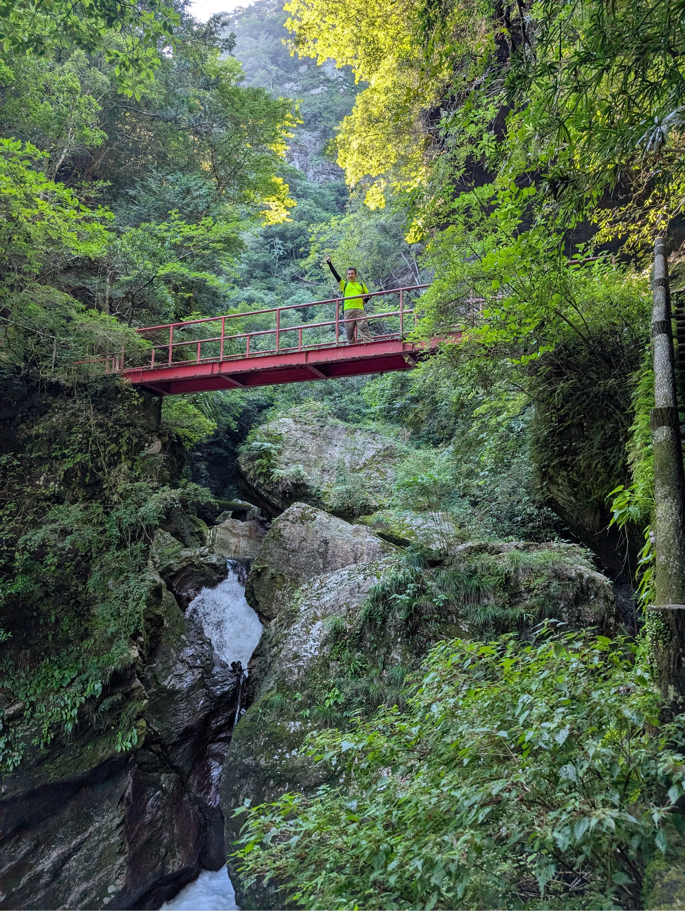 吊り橋もある！高所恐怖症の方は気を付けて（現地にて撮影）