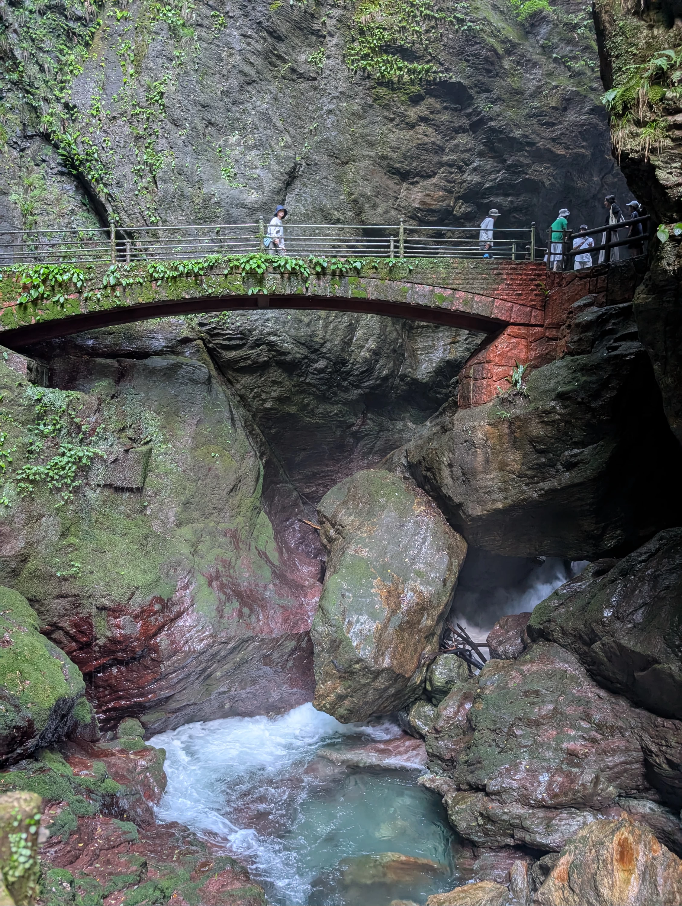 滝の近くの橋（現地にて撮影）