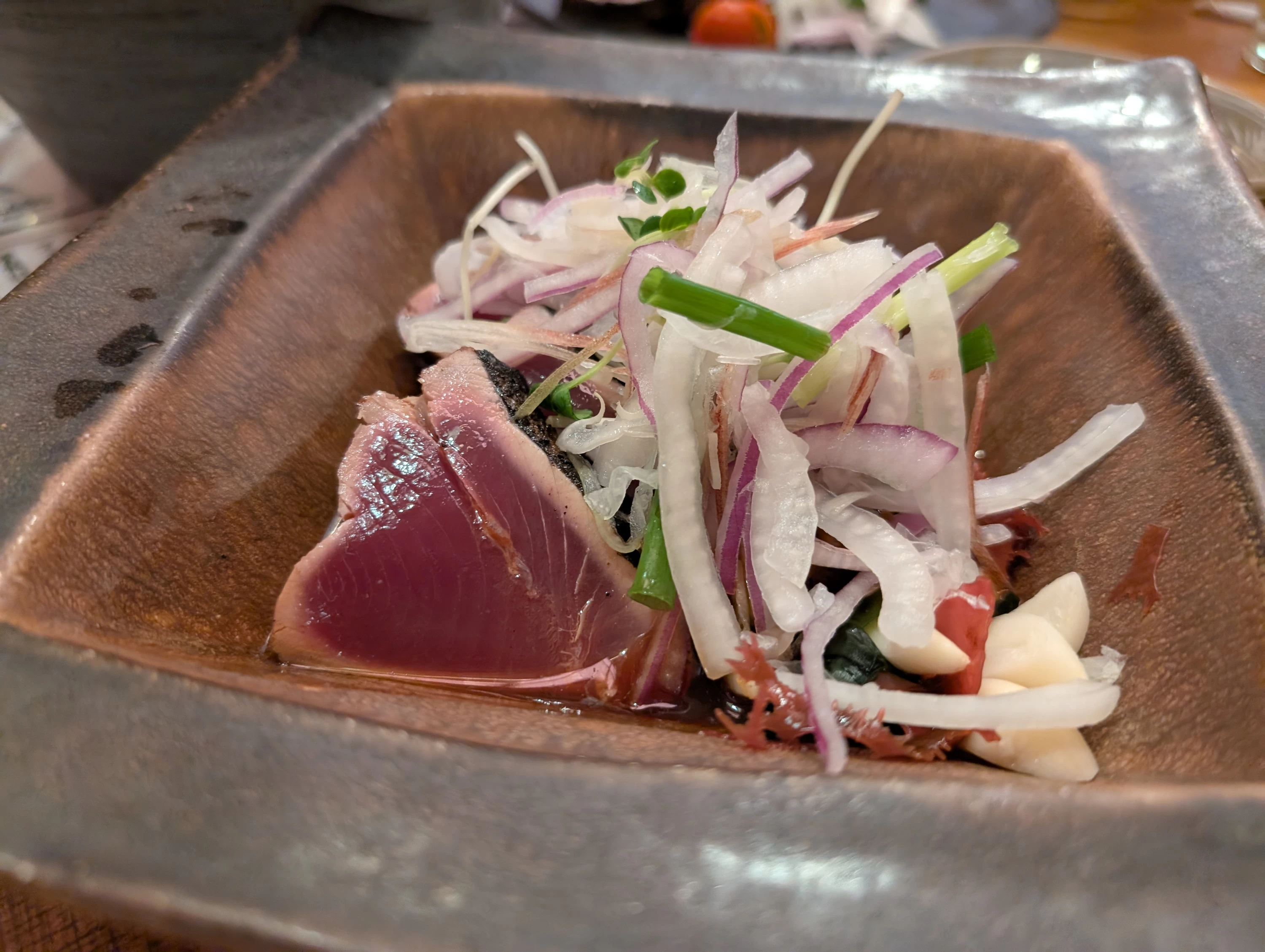 カツオのたたきはニンニクと塩で！たれもあります（現地にて撮影）