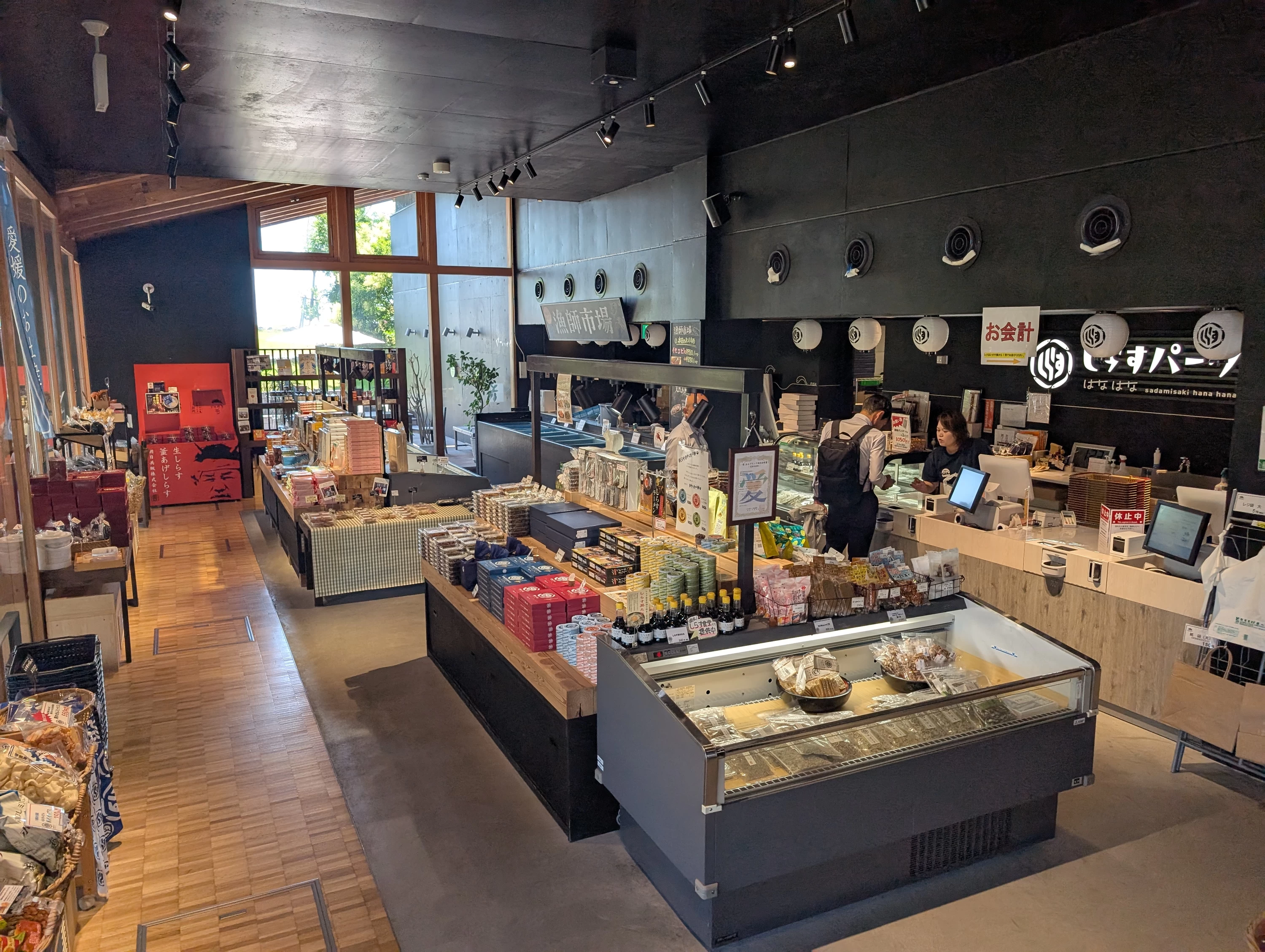 1階土産屋（現地にて撮影）