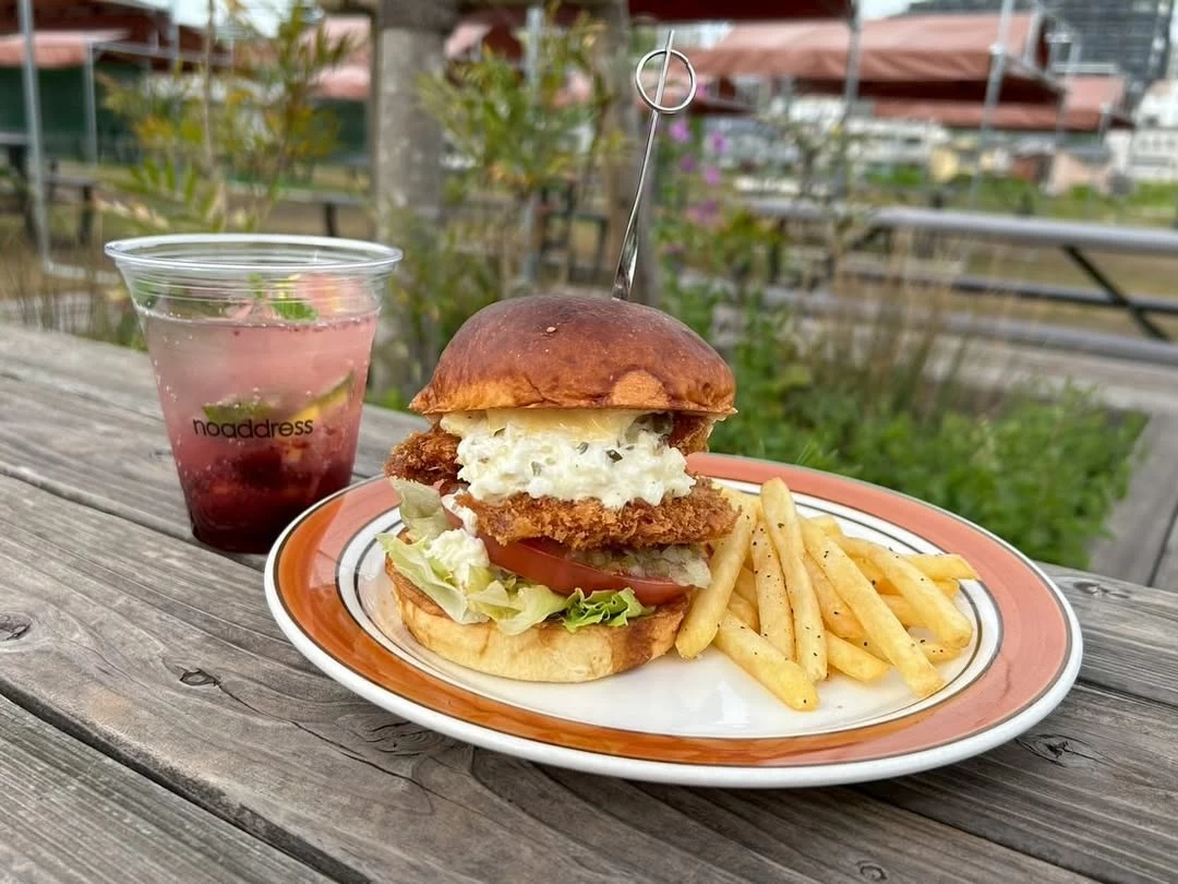 気仙沼シャークバーガーとルビーレモネード