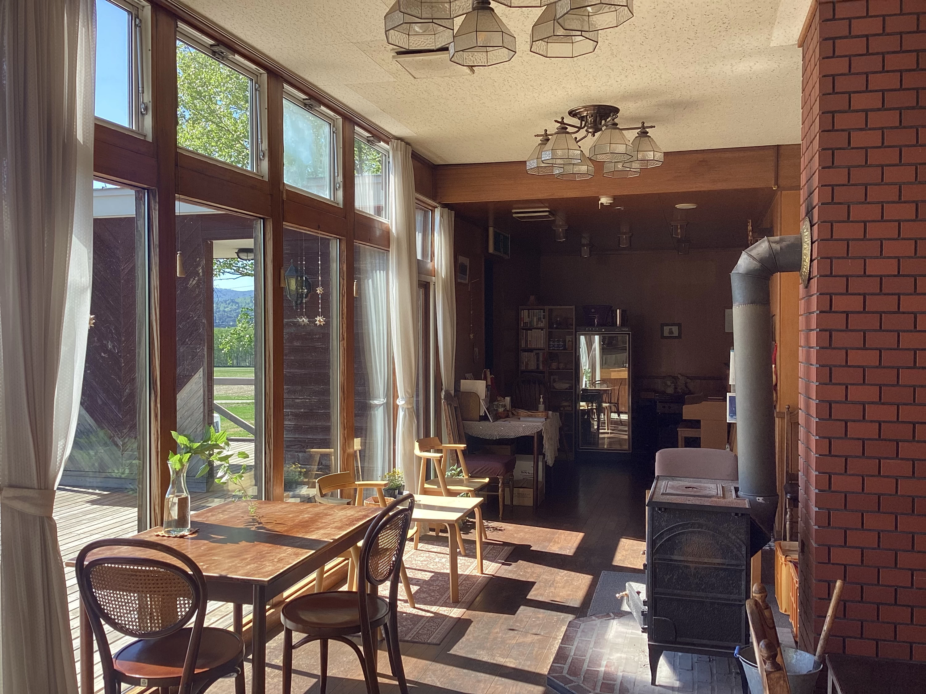 テラスや暖炉の前で読書もいいね！