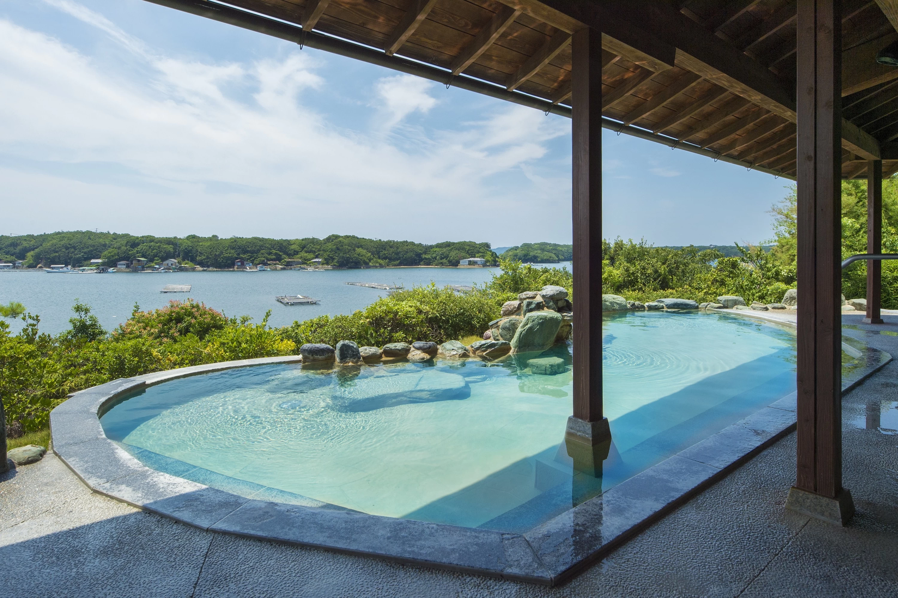 庭園露天風呂「朝なぎの湯」（画像提供：賢島宝生苑）
