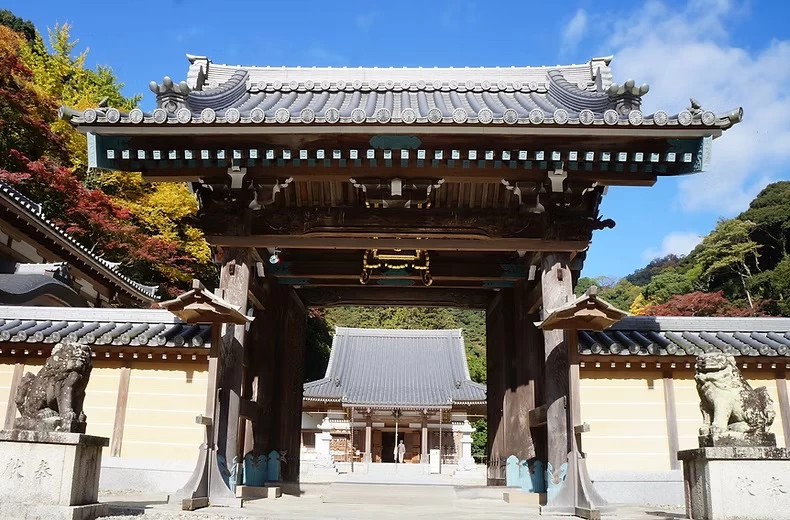 京都御所より移築された総欅（けやき）造りの山門