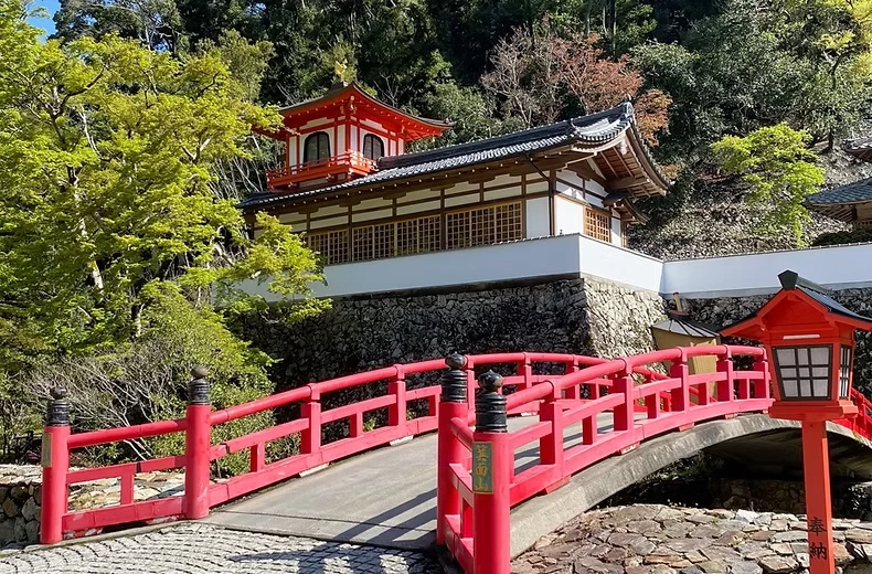箕面川にかかる朱色の太鼓橋「瑞雲橋」。奥は国の有形文化財「鳳凰閣」