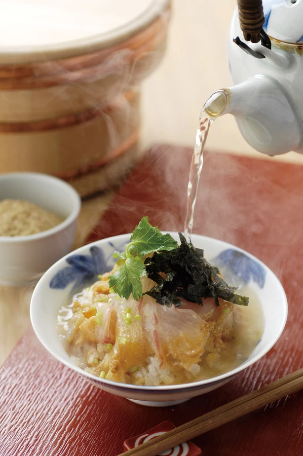 最後は煎茶をかけてお茶漬けで