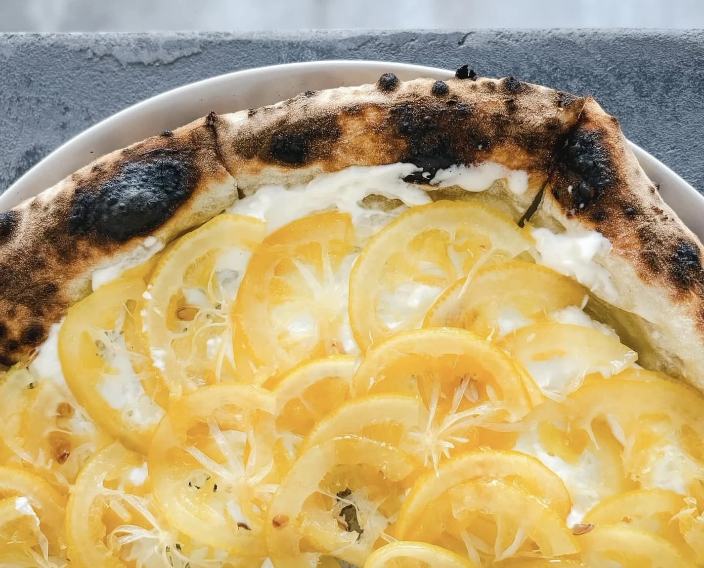 『瀬戸田レモンとクレームダンジュのピザ』