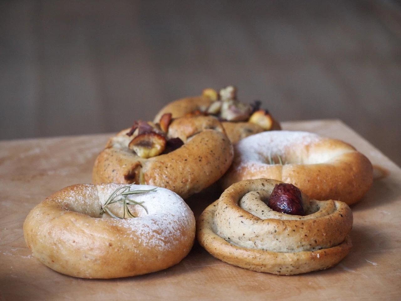 クリームチーズ&ローズマリー、クリームチーズ&ゴルゴンゾーラチーズ(期間限定)、丹波栗と焙じ茶(期間限定)など、ほかではみられないメニューも