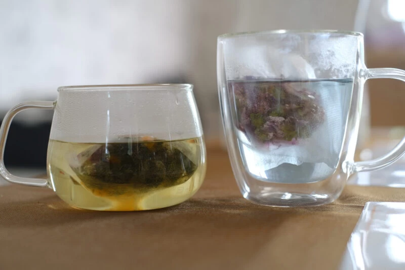 さまざまなハーブをブレンドして作るオリジナルのハーブティー（現地にて撮影）