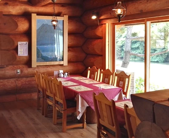 店内から川が望める