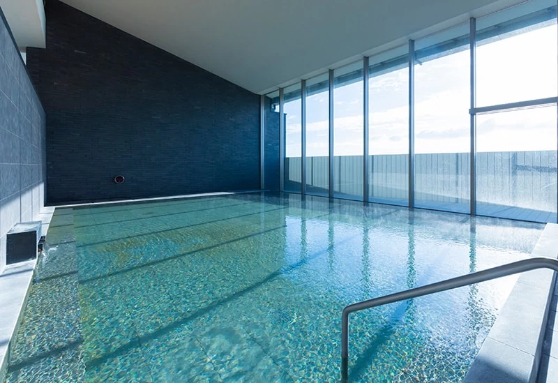 窓が広い内湯「伊弉諾の湯」