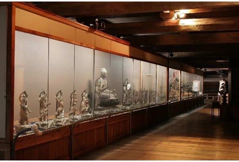 迫力ある仏像を展示