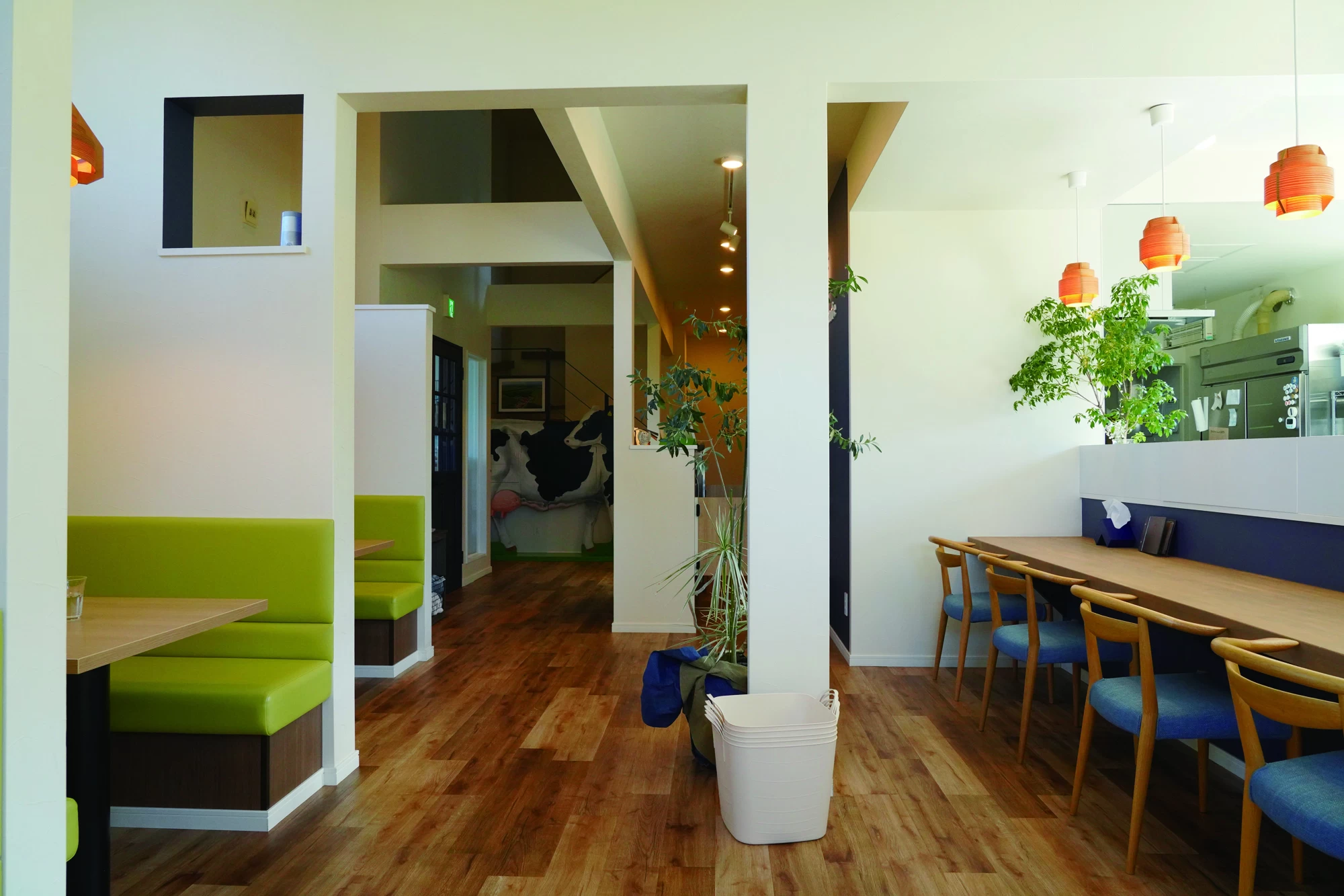 カウンター席もある店内（現地にて撮影）