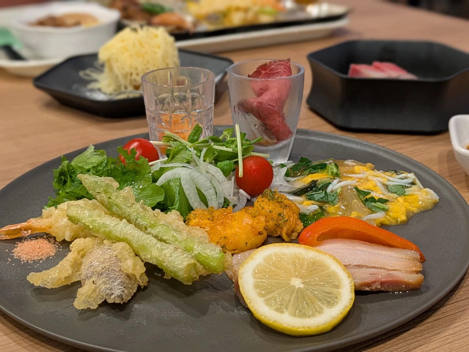 ビュッフェ盛り付け一例（現地にて撮影）