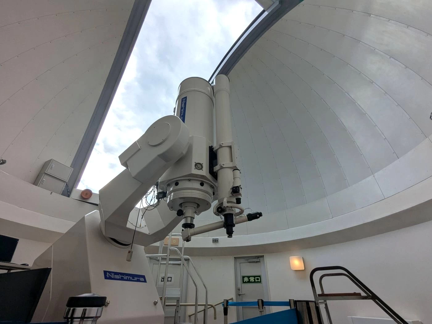 口径400mmの大型望遠鏡（現地にて撮影）