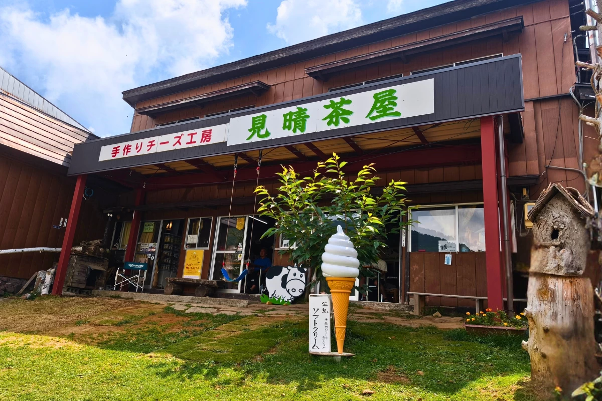 施設外観 ブランコも人気（現地撮影）