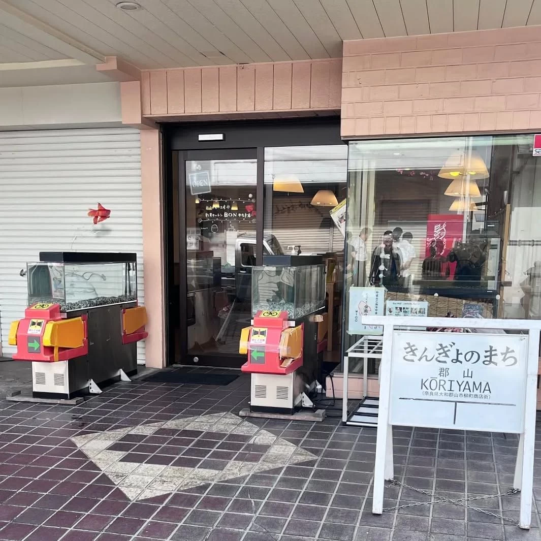 駅の改札機をイメージした特製の金魚水槽