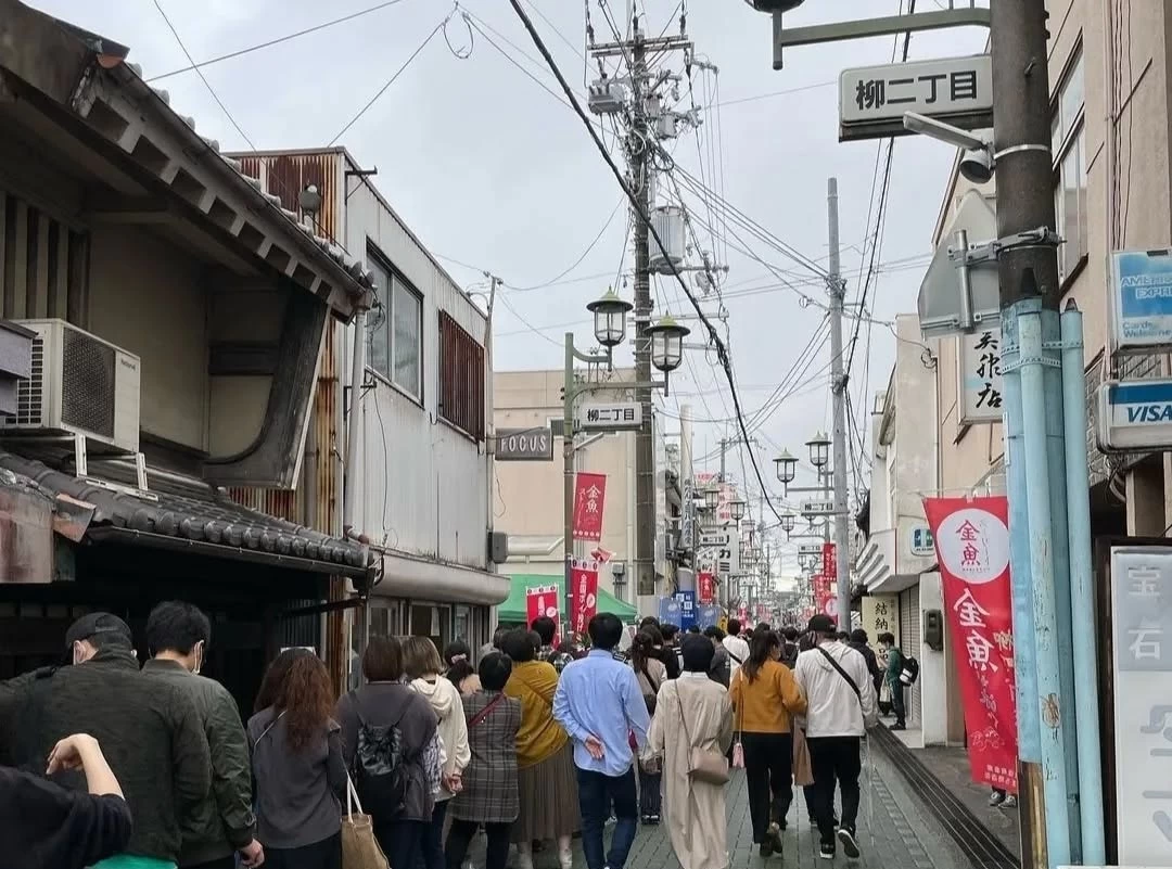 10月に開催される「金魚ストリート祭り」の商店街の様子