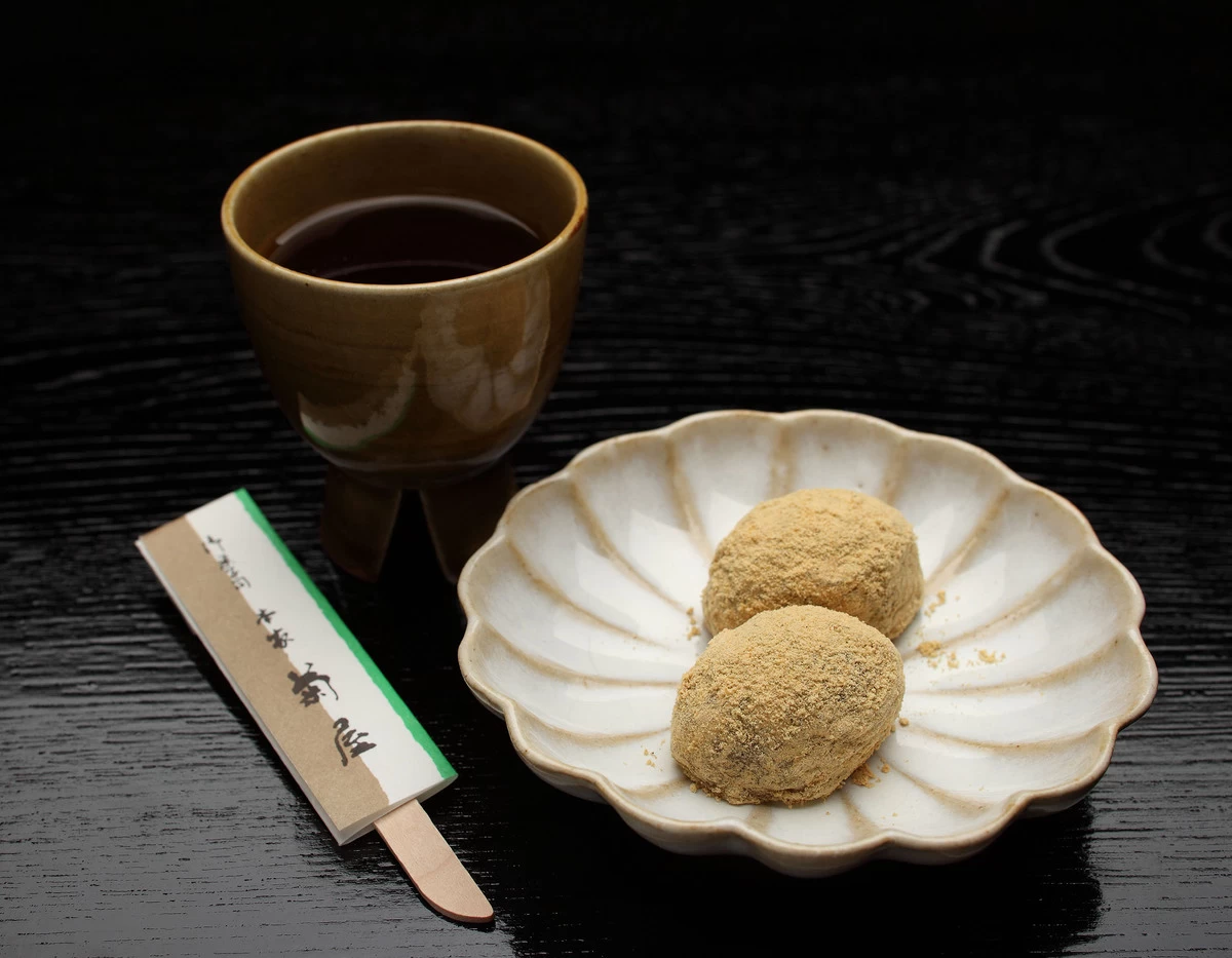 店内で御城之口餅とお茶をいただくこともできる