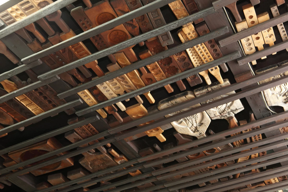天井には江戸時代から使われてきた木型がずらり